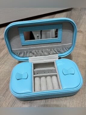 Cynthia Rowley “Panda themed” Light Blue Travel Jewelry Case with Mirror